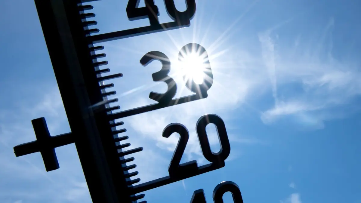 Sommerhitze: ARCHIV - 25.07.2019, Bayern, München: Ein Thermometer zeigt Temperaturen über 30 Grad an. (zu dpa: «Grüne fordern Hitze-Notfallzentrum und «kühle Räume»») Foto: Sven Hoppe/dpa +++ dpa-Bildfunk +++