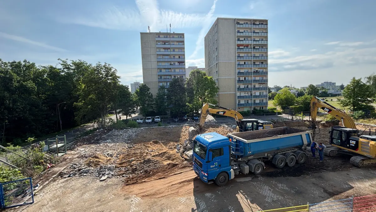 Abriss fast abgeschlossen: Der alte Jugendclub aus DDR-Zeiten am HEP-Einkaufsmarkt in Frankfurt (Oder) ist Geschichte.