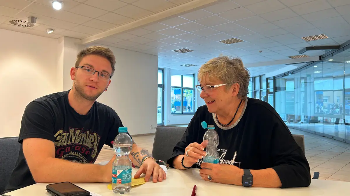 Zwei von rund 40 Fürstenwaldern, die sich die Pläne für das neue Bürgerbüro anschauen wollten: Florian Kiefer und Elisabeth Alter kamen zufällig ins Gespräch.