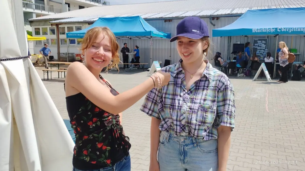 Newscamp 2025 in Brandenburg: Angelina Eisgruber (18) wird von Liliane Wagner (15, l.) befragt. Sie erwartet einen spannenden Tag.