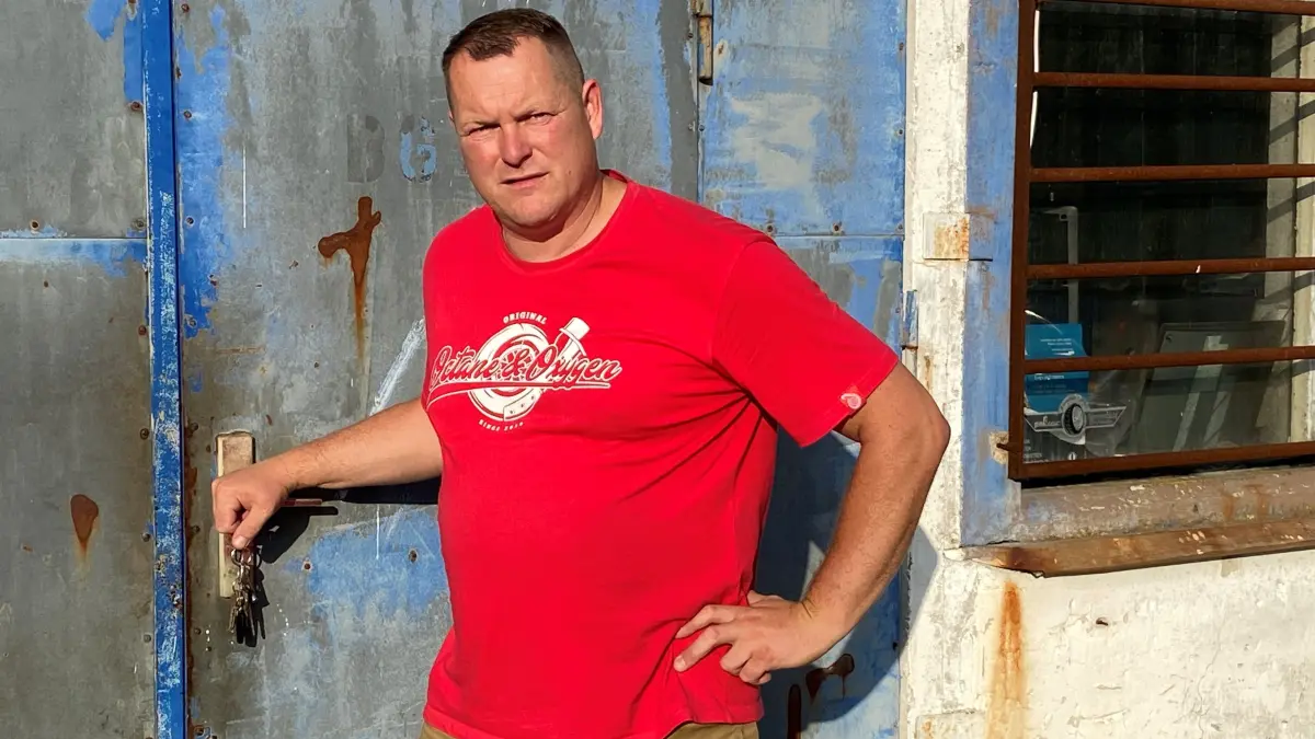 Steht vor einer seiner Lagerhallen: Tony Hermann. Aus seinem Areal an der Waldstraße 1 in Wiesenau sind zahlreiche Fahrzeuge beziehungsweise Geräte entwendet worden.