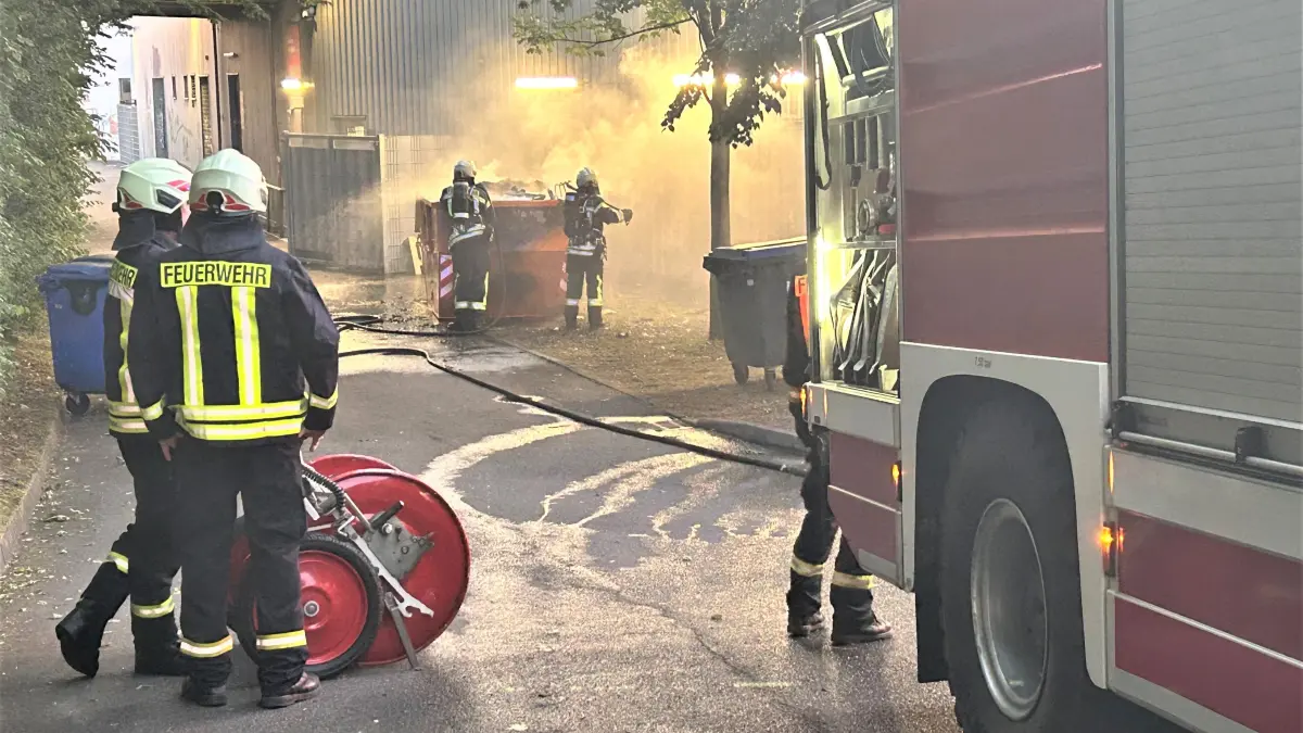 Einsatz in Eberswalde: Auf dem Areal des Fachmarktzentrums an der Eberswalder Straße 20 sind Löscharbeiten im Gange. Die Berufsfeuerwehr von Eberswalde und die Freiwillige Feuerwehr Finow waren dafür ausgerückt.