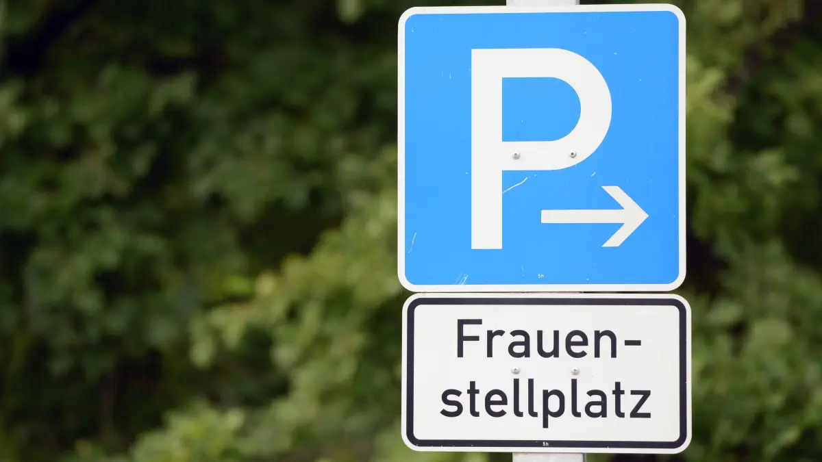 Brandenburg, Potsdam: Ein Hinweisschild für einen Frauenparkplatz. Am 23.01.2019 findet vor dem Verwaltungsgericht München ein Prozess um Frauenparkplätze statt. Die Stadt Eichstätt wird verklagt, weil sie Parkplätze auf einem städtischen Park-and-Ride-Parkplatz als Frauenparkplatz ausgewiesen hat. Der Kläger fühlt sich diskriminiert und meint, auch Frauen würden dadurch diskriminiert, weil sie so als schwach dargestellt würden. Die Stadt hatte die Frauenparkplätze eingerichtet, nachdem eine Frau dort Opfer eines Gewaltdeliktes geworden war. Foto: Ralf Hirschberger/dpa-Zentralbild/dpa +++ dpa-Bildfunk +++