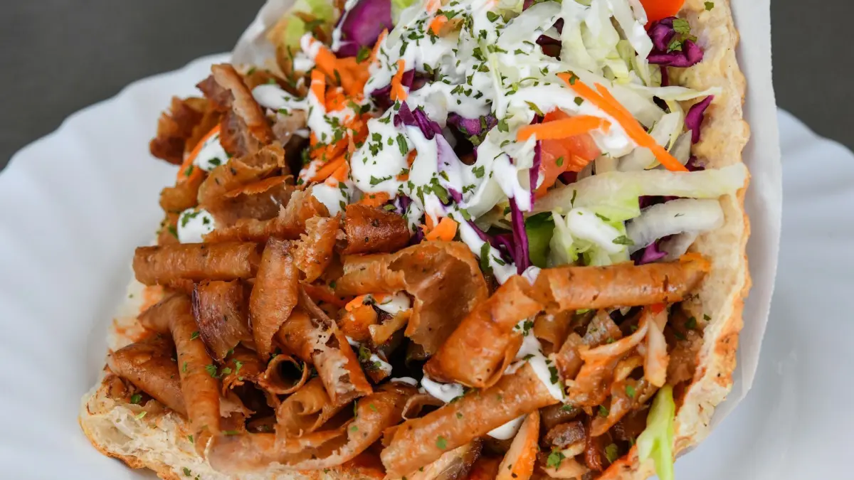 Döner - Symbolbild: ILLUSTRATION - 19.02.2018, ---: Ein Döner Kebab angerichtet auf einem Teller. (zu dpa: «Mann will mit gestohlenem Kinderfahrrad für Döner bezahlen») Foto: Patrick Pleul/dpa-Zentralbild/dpa +++ dpa-Bildfunk +++