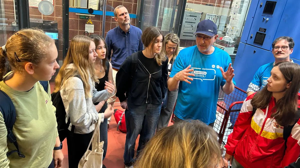 Claus Liesegang (mit Capi), im Druckhaus der Märkischen Oderzeitung in Frankfurt spricht zu Schülern aus Brandenburg die zum Newscamp gekommen sind.