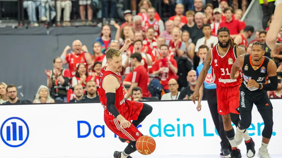 GER, FC Bayern Basketball vs. Ratiopharm Ulm, Basketball, easycredit Basketball Bundesliga, BBL, Playoffs, Finale, Spiel 5, Saison 2024/2025, 26.06.2025: Andreas Obst (FC Bayern Basketball, #13) im Fall mit Ball, mit Devin Booker (FC Bayern Basketball, #31) und Karim Jallow (Ratiopharm Ulm, #35),
GER, FC Bayern Basketball vs. Ratiopharm Ulm, Basketball, easycredit Basketball Bundesliga, BBL, Playoffs, Finale, Spiel 5, Saison 2024/2025, 26.06.2025,
Foto: Eibner-Pressefoto/Jenni Maul