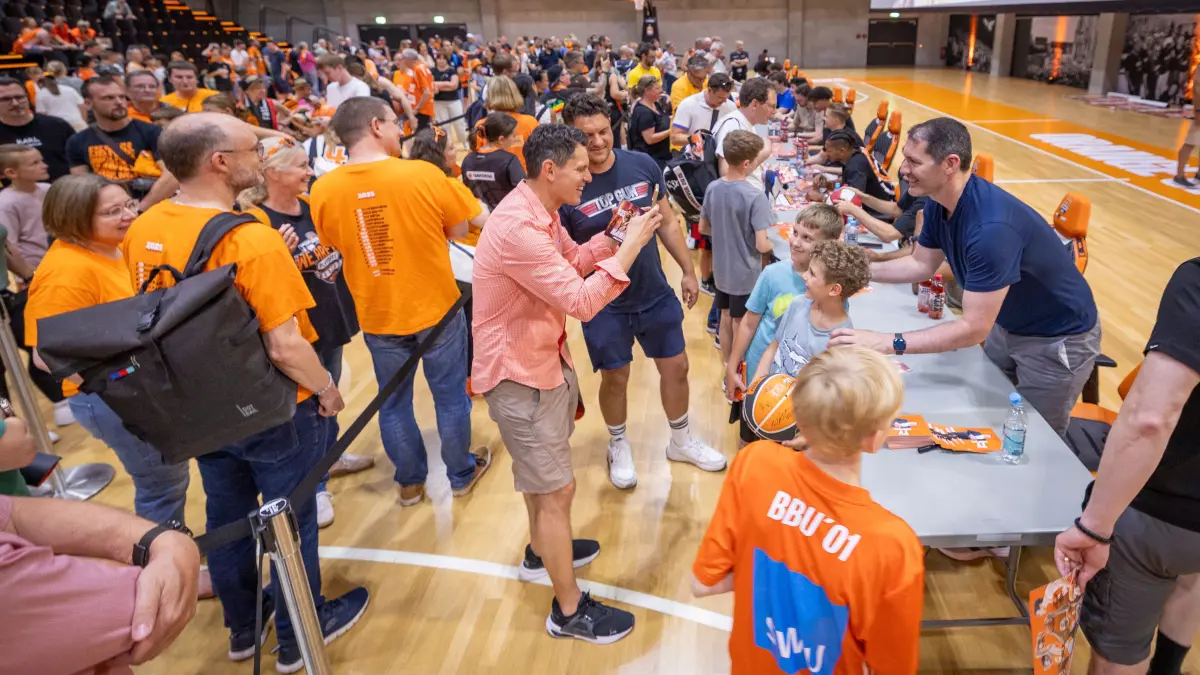 Basketball, Ratiopharm Ulm bei Vizemeisterschaft. Verabschiedung der Spieler mit Autogrammstunde im Orange Campus