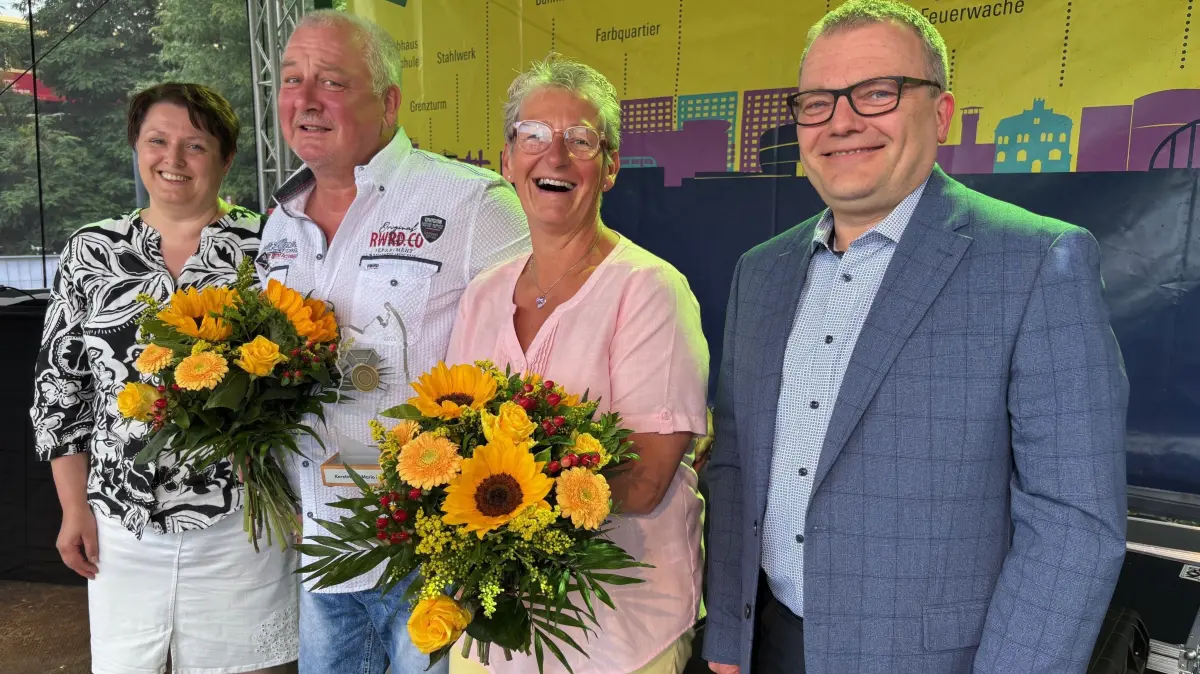 650 Jahre Hennigsdorf Eröffnung Fest Verleihung Stadtpreis Behindertensportverein Grenzenlos Un-Behindert Oberhavel Kerstin und Mario Helmecke links: stellv. SVV-Vorsitzende Beatrix Scheeren rechts: Bürgermeister Thomas Günther