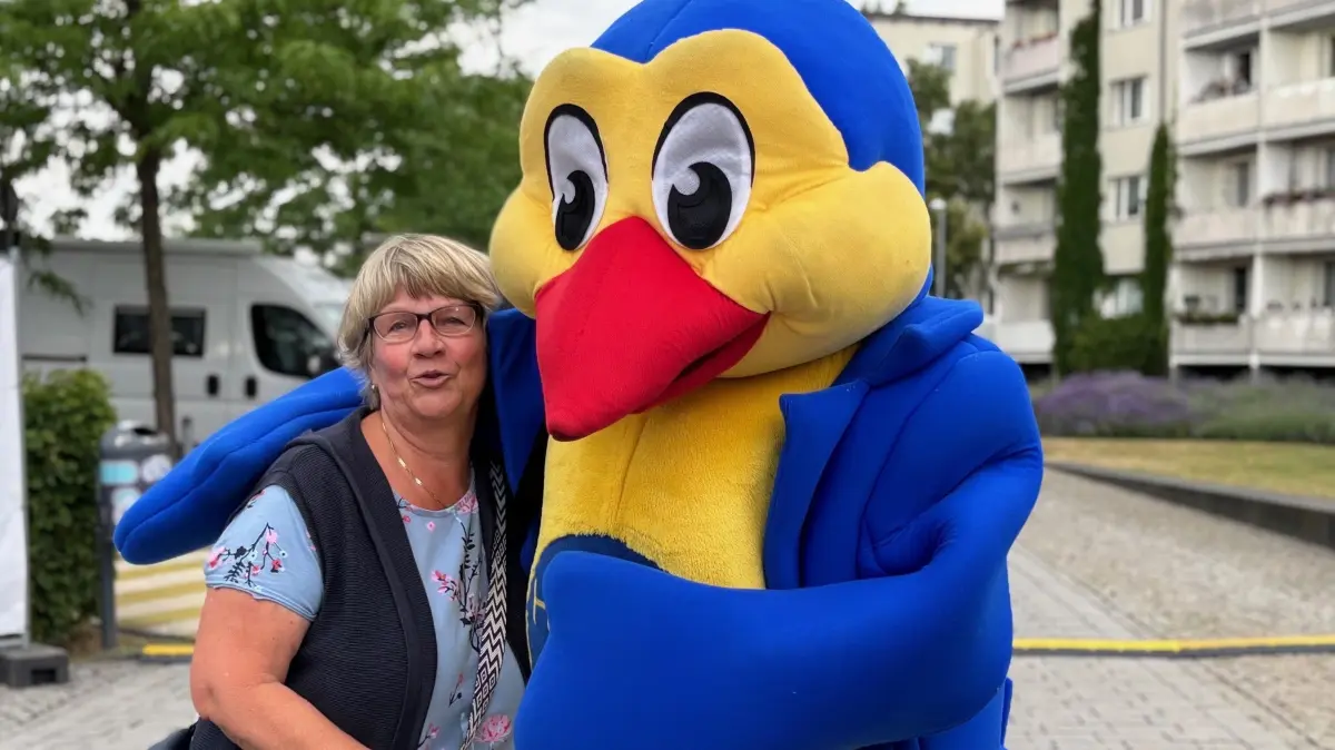 650 Jahre Hennigsdorf Eröffnung Fest Verleihung Stadtpreis Behindertensportverein Grenzenlos Un-Behindert Oberhavel Kerstin und Mario Helmecke links: stellv. SVV-Vorsitzende Beatrix Scheeren rechts: Bürgermeister Thomas Günther