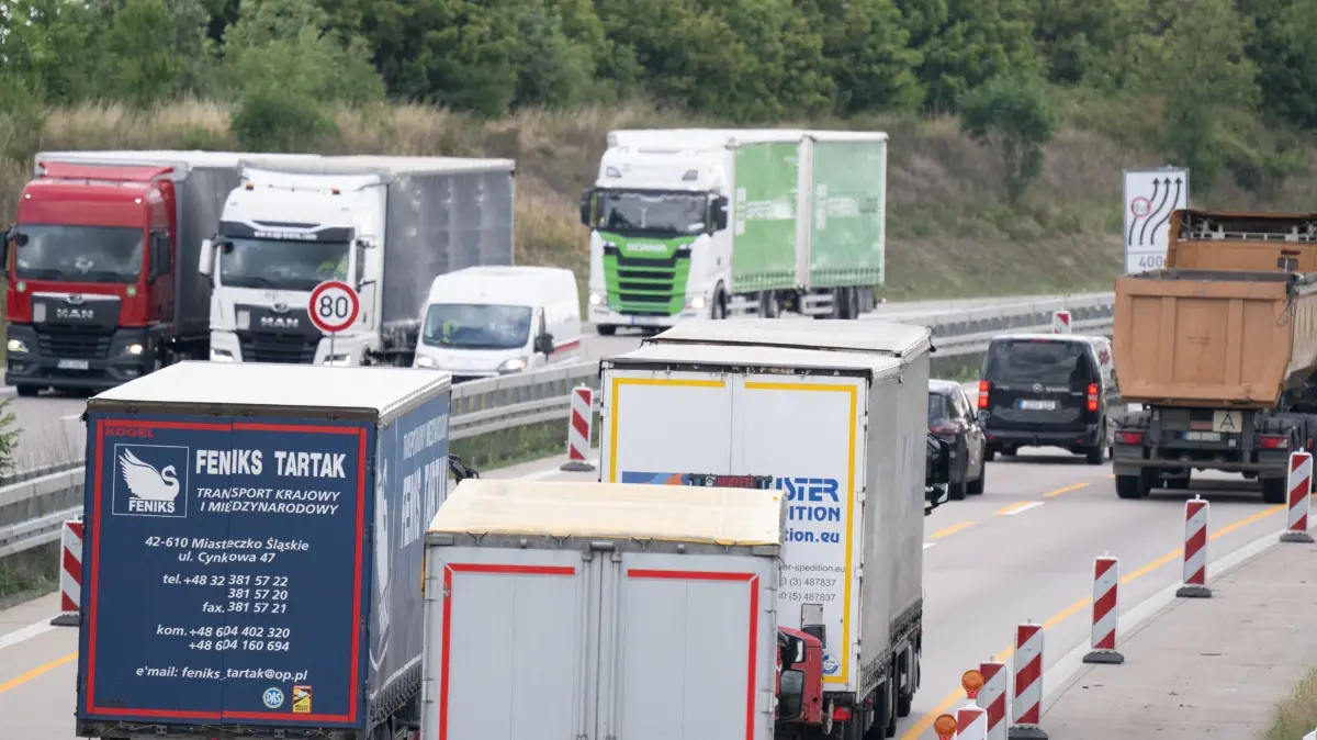 Sommerferien - Sachsen: 27.06.2025, Sachsen, Klipphausen: Autos und LKW fahren auf der Autobahn 4 durch eine Baustelle. Als Erste in Deutschland starten die Schülerinnen und Schüler in Sachsen, Sachsen-Anhalt und Thüringen in die großen Ferien. Foto: Sebastian Kahnert/dpa +++ dpa-Bildfunk +++