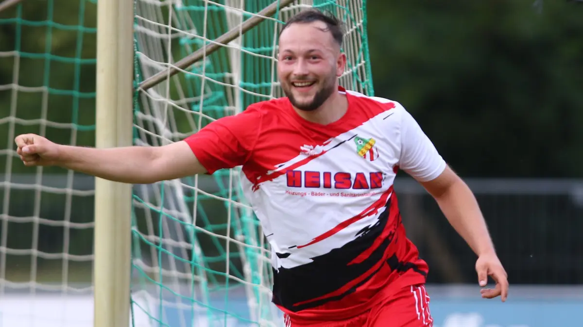 Kreispokal Finale Pankower SV Rot-Weiß gegen Union Neuruppin 3:0 (2:0) vor 830 Zuschauer in Pritzwalk am 27. Juni 2025, Torschütze Noah Hahlweg zum 1:0, im Hintergrund Torwart Kai Schirmer