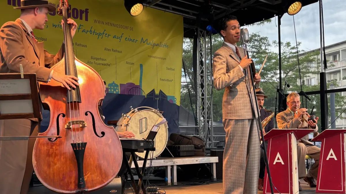 650 Jahre Hennigsdorf Eröffnung Fest Verleihung Stadtpreis Behindertensportverein Grenzenlos Un-Behindert Oberhavel Kerstin und Mario Helmecke links: stellv. SVV-Vorsitzende Beatrix Scheeren rechts: Bürgermeister Thomas Günther
