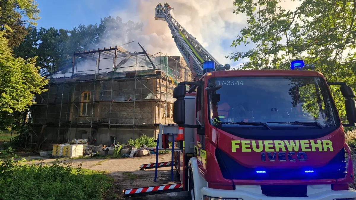 Brand im Schloss Skaby in Spreenhagen: Am frühen Samstagmorgen (28. Juni) brach in dem geschichtsträchtigen Schloss ein Feuer aus.