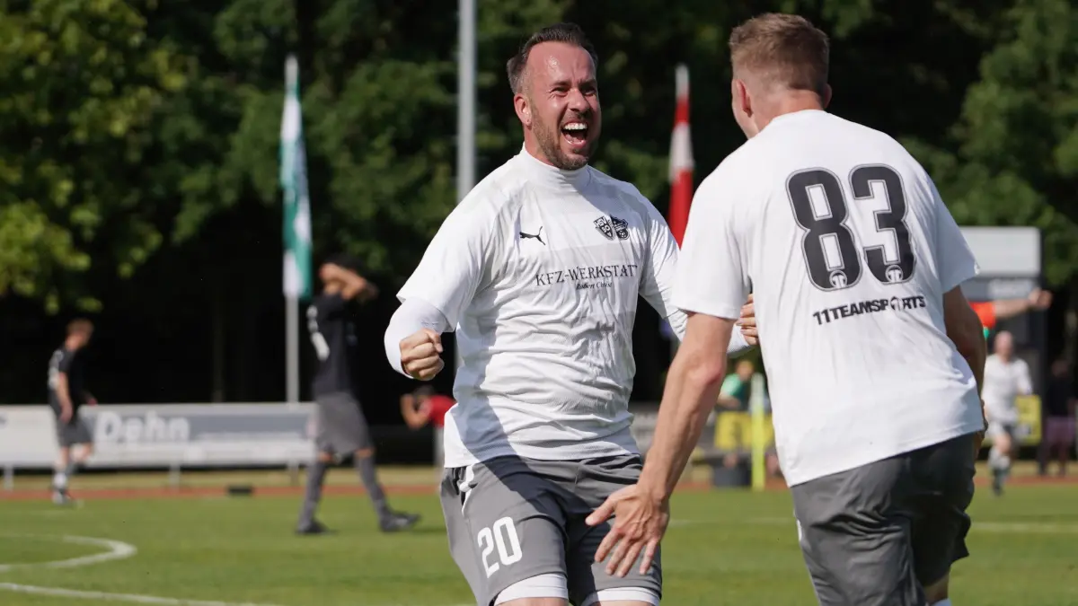 Fussball : (Märkisch Oderland) Oderbruch / Letschin, Fussball Finale Ostbrandenburgpokal, 1. FC Frankfurt II - Hennickendorf / Rehfelde, die Führung durch Thomas Schlag hier bei Pascal Haase 83
FOTO BENK 28.06.2025