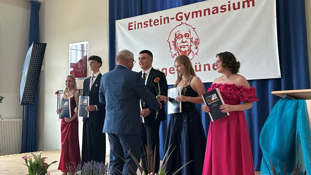 Im Einstein-Gymnasium gab es am 27. Juni die Abitur-Zeugnisse. Welche Schüler sich besonders hervorgetan haben.