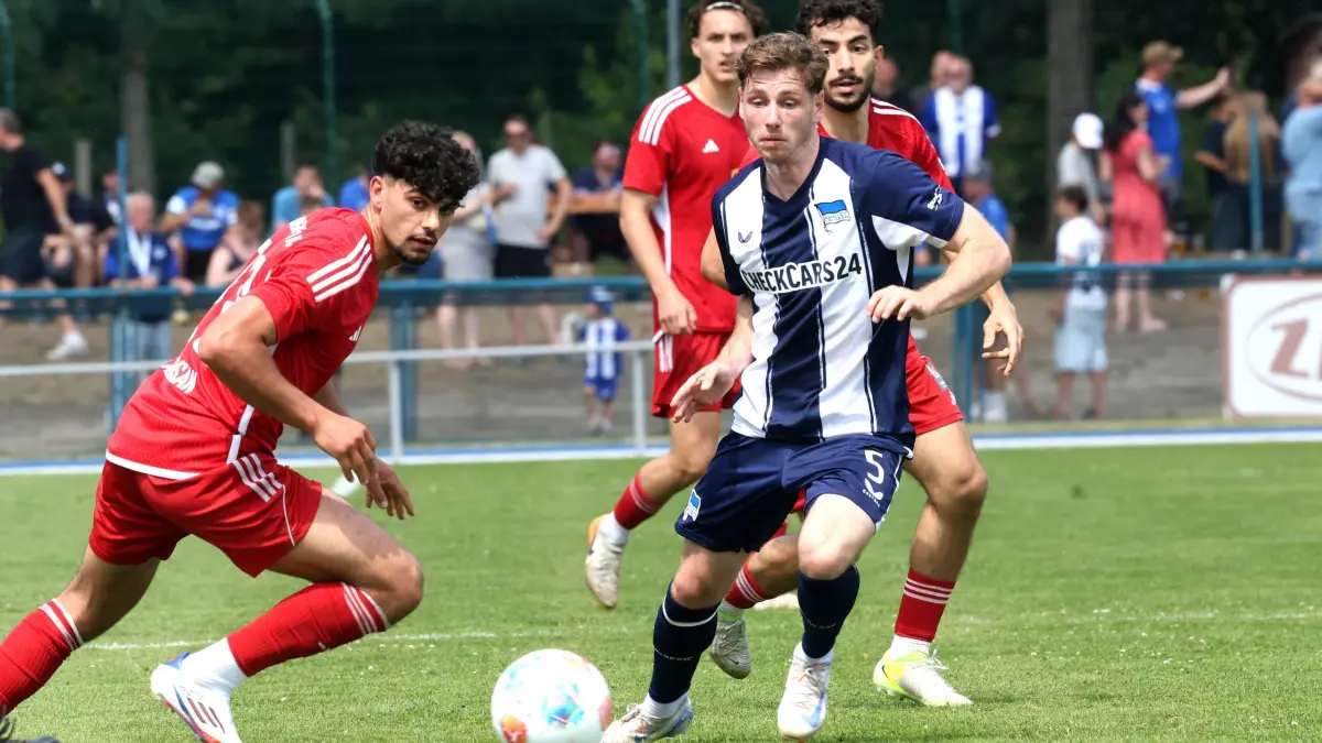 DEU, DFL, 2, Hertha BSC vs. Ludwigsfelder FC, : DEU, DFL, 2, Hertha BSC vs. Ludwigsfelder FC, / 28.06.2025, Waldstadion, Berlin, DEU, DFL, 2, Hertha BSC vs. Ludwigsfelder FC, im Bild Leon Jensen Hertha BSC Berlin 5, Felix Kausch Ludwigsfelde 16 DFL - regulations prohibit any use of Photographs as image sequences and/or quasi-video *** DEU, DFL, 2, Hertha BSC vs Ludwigsfelder FC, 28 06 2025, Waldstadion, Berlin, DEU, DFL, 2, Hertha BSC vs Ludwigsfelder FC, im Bild Leon Jensen Hertha BSC Berlin 5 , Felix Kausch Ludwigsfelde 16 DFL regulations prohibit any use of Photographs as image sequences and or quasi video nordphotoxGmbHx/xEngler nph00076