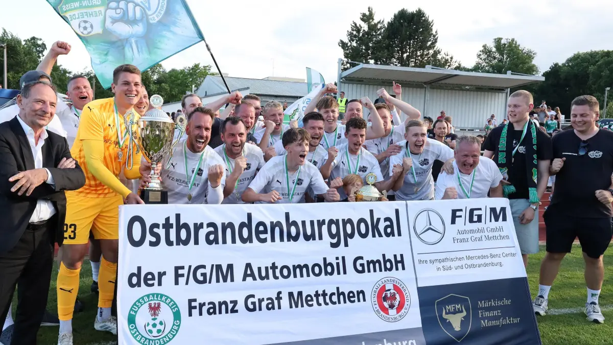Fussball : (Märkisch Oderland) Oderbruch / Letschin, Fussball Finale Ostbrandenburgpokal, 1. FC Frankfurt II - Hennickendorf / Rehfelde, SF und TW Pascal Dudziak mit dem Pokal
FOTO BENK 28.06.2025