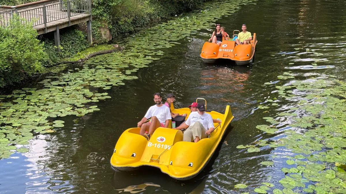 Familie Wolter aus Berlin, Zehlendorf machen einen Ausflug mit dem Tretboot bei Königsboot in Königs Wusterhausen
