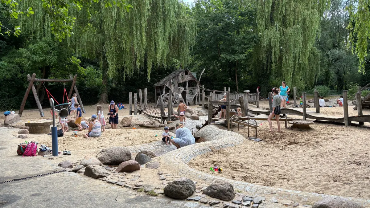 Familie Wolter aus Berlin, Zehlendorf machen einen Ausflug mit dem Tretboot bei Königsboot in Königs Wusterhausen