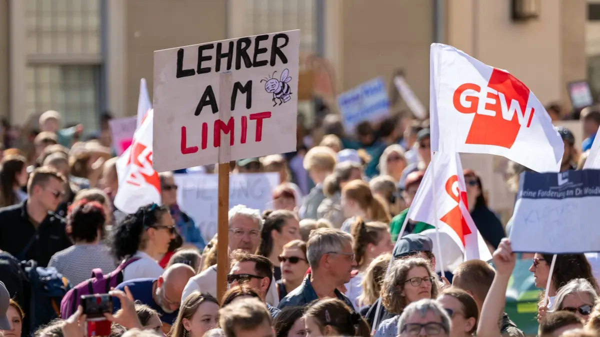 Demonstration der Gewerkschaft GEW in Potsdam: ARCHIV - 21.05.2025, Brandenburg, Potsdam: Tausende Demonstranten protestieren auf dem Alten Markt vor dem Landtag gegen die geplante Arbeitszeiterhöhung für Lehrer. Eines der Plakate trägt den Schriftzug „Lehrer am Limit“. Der vom Luisenplatz kommende Demonstrationszug war von der Gewerkschaft Erziehung und Wissenschaft (GEW) organisiert. (zu dpa: «Gewerkschaft: Keine Zustimmung zu weniger Lehrerstellen») Foto: Soeren Stache/dpa +++ dpa-Bildfunk +++