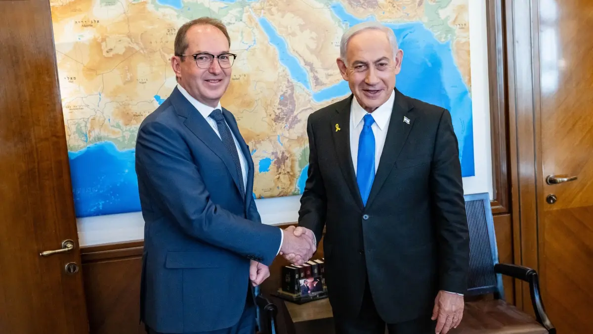Dobrindt zu Überraschungsbesuch in Israel: HANDOUT - 29.06.2025, Israel, Tel Aviv: Bundesinnenminister Alexander Dobrindt (l) trifft den israelischen Ministerpräsidenten Benjamin Netanjahu. Bundesinnenminister Dobrindt ist überraschend nach Israel gereist. Foto: Jens Oellermann/BMI/dpa - ACHTUNG: Nur zur redaktionellen Verwendung im Zusammenhang mit der aktuellen Berichterstattung und nur mit vollständiger Nennung des vorstehenden Credits +++ dpa-Bildfunk +++
