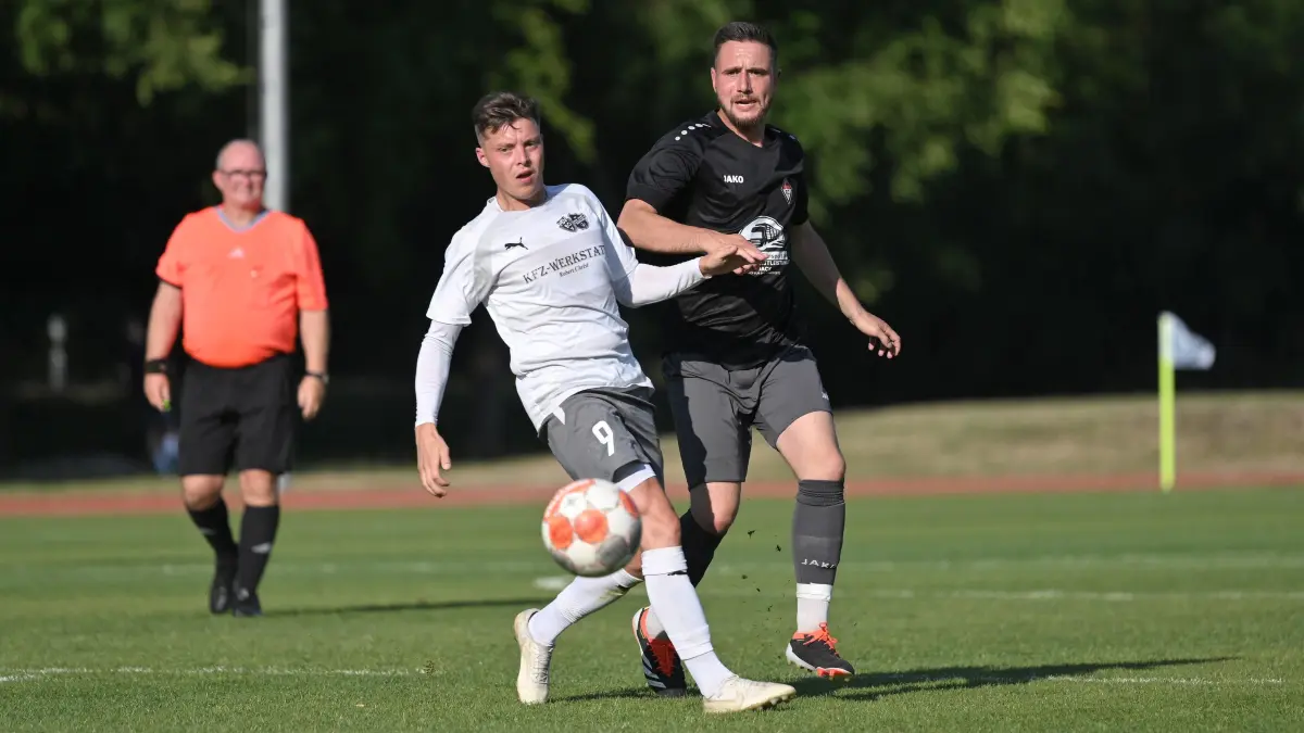 Fussball : (Märkisch Oderland) Oderbruch / Letschin, Fussball Finale Ostbrandenburgpokal, 1. FC Frankfurt II - Hennickendorf / Rehfelde, Dustin Berger vor Christopher Standke 9, Schiedsrichter Matthias Schwerdtfeger
FOTO BENK 28.06.2025