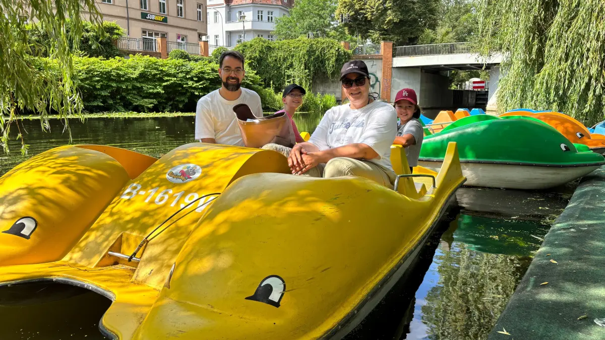 Familie Wolter aus Berlin, Zehlendorf machen einen Ausflug mit dem Tretboot bei Königsboot in Königs Wusterhausen