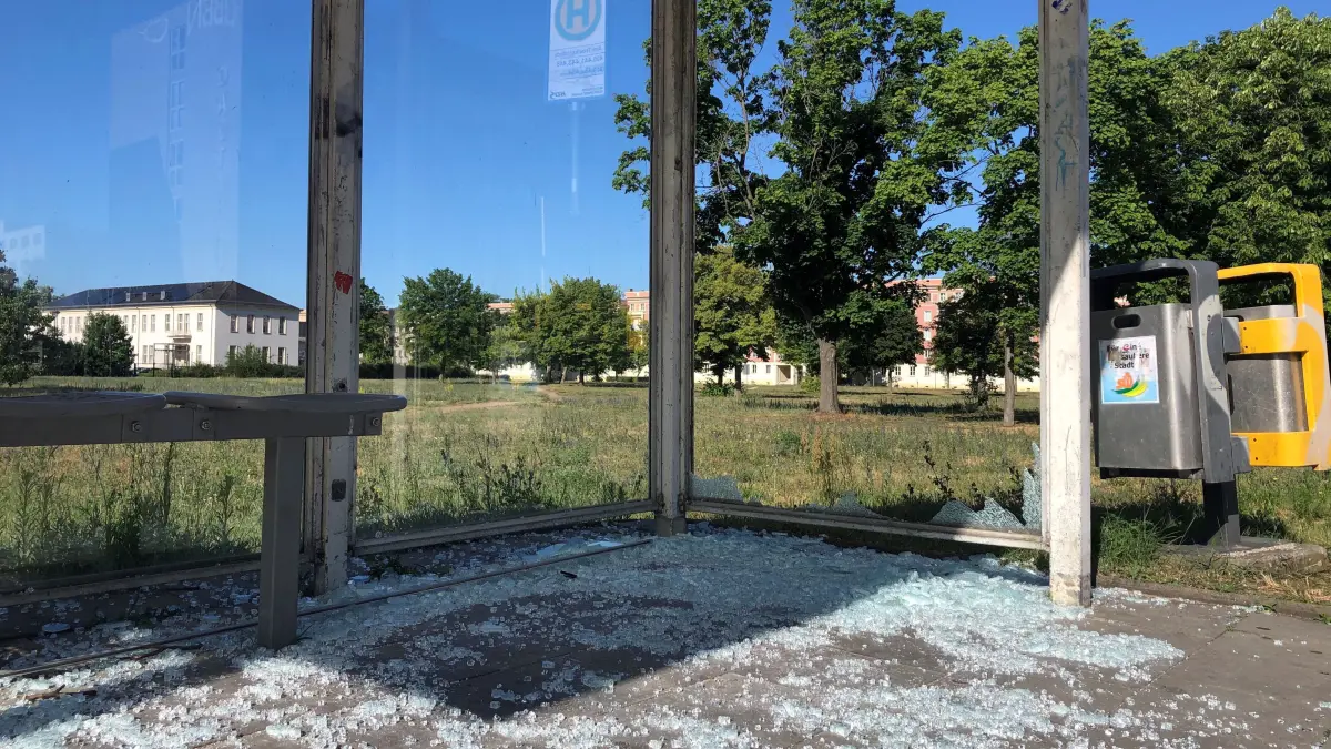 Zerstörtes Bushäuschen in Eisenhüttenstadt am Morgen des 30. Juni 2025.
