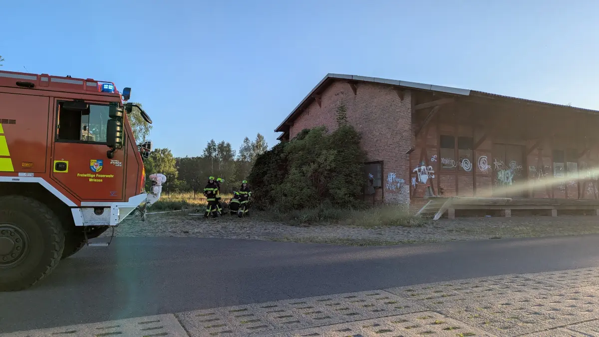 Feuerwehrstoßtrupps bahnen sich den Weg in das leerstehende Gebäude am Bahnhof Bad Freienwalde.