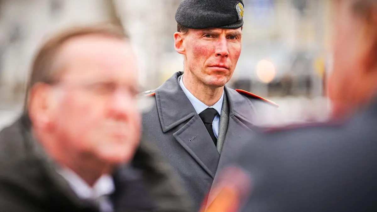 Pistorius reist nach Warschau: ARCHIV - 08.02.2023, Polen, Warschau: Hinter Boris Pistorius (SPD, l), Bundesminister der Verteidigung, steht Brigadegeneral Christian Freuding, Leiter Sonderstab Ukraine. Nach der ukrainischen Hauptstadt Kiew besucht Bundesverteidigungsminister Pistorius die polnische Hauptstadt Warschau. (zu dpa: «General Freuding wird Inspekteur des Heeres») Foto: Kay Nietfeld/dpa +++ dpa-Bildfunk +++