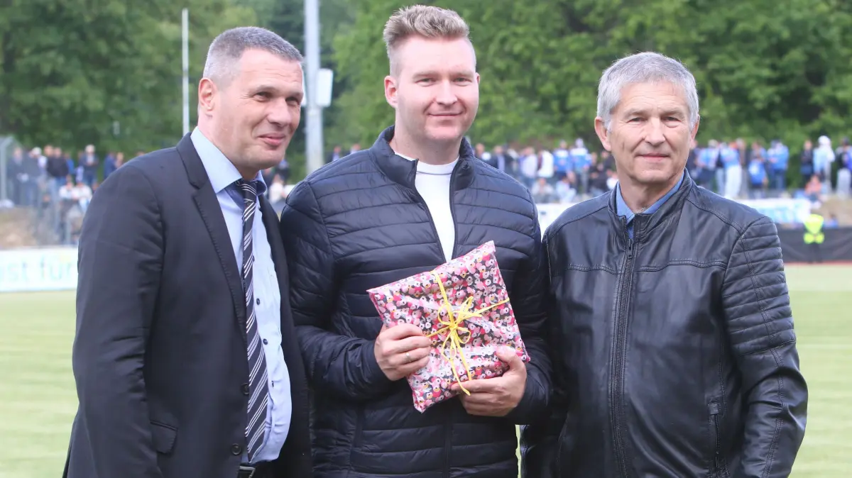 Fußball Landesverband Brandenburg mit Marko Schmidt, Vorsitzender Schiedsrichter-Ausschuss, Kevin Heyl (Schiri) ausgezeichnet für Lebensrettung beim Spiel der Brandenburgliga zwischen 1. FC Frankfurt gegen Lübben
