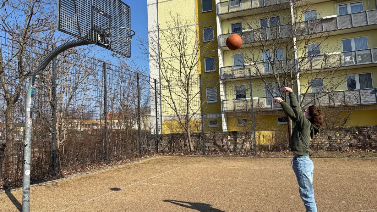 Spielfeld in der Fürstenberger Straße 13. Es ist jederzeit zugänglich.