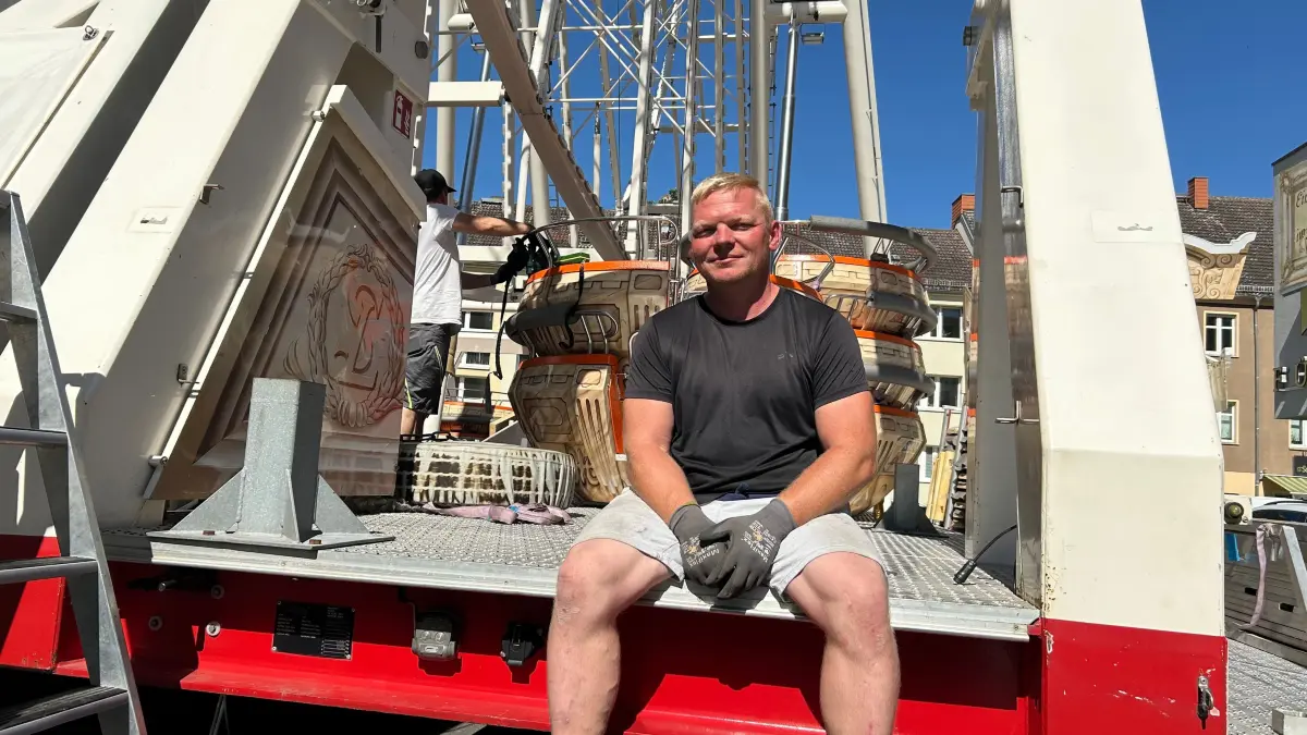 Hat keine Höhenangst: Rafael Czachovowski baut das Riesenrad auf.