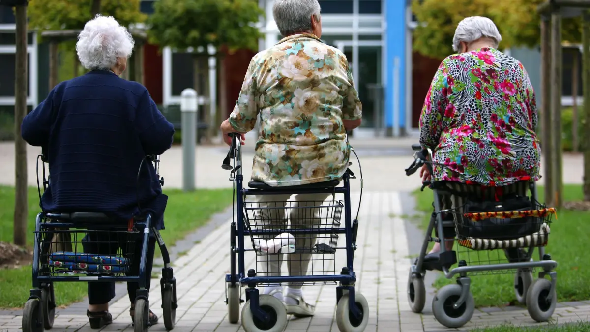 Drei Rentnerinnen sitzen auf ihren Rollatoren: ARCHIV - Wie selbstständig kann sich die Person fortbewegen? Das ist eine der Fragen, die bei der Pflegebegutachtung eine Rolle spielt. (zu dpa: «Wie Pflegegrade festgestellt werden - und welche es gibt») Foto: Oliver Berg/dpa/dpa-mag - Honorarfrei nur für Bezieher des Dienstes dpa-Magazin +++ dpa-Magazin +++