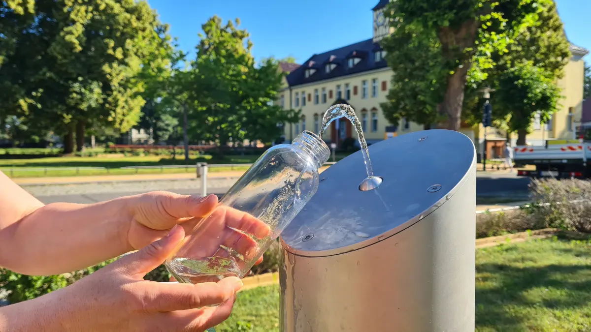 Kaltes klares Wasser zum kostenloses Mitnehmen: Am Bürgerservice in Velten steht ein Trinkwasserspender bereit.