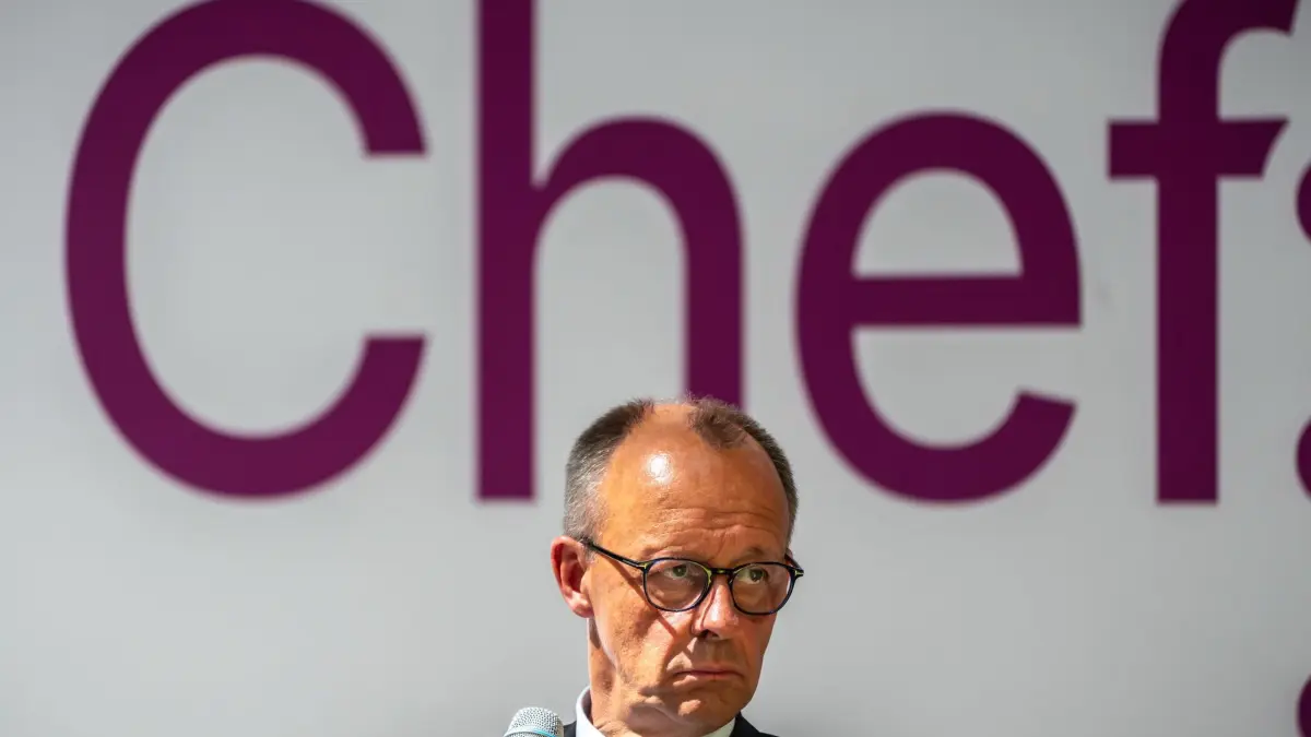 Konferenz der Initiative Chef:innensache: 02.07.2025, Berlin: Bundeskanzler Friedrich Merz (CDU) spricht bei der Konferenz der Initiative "Chef:innensache“. Unter dem Konferenzmotto «Future Leaders» diskutieren Vertreterinnen und Vertreter aus Wirtschaft, Politik und Wissenschaft, wie künftige Führungspersönlichkeiten geprägt werden können. Foto: Michael Kappeler/dpa +++ dpa-Bildfunk +++