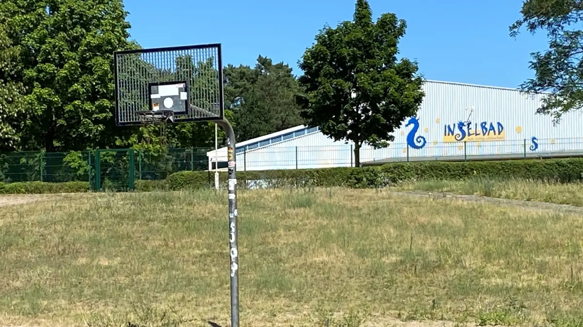 Streetballanlage auf der Insel: Sie befindet sich auf der Skaterbahn unweit des Inselbades.
