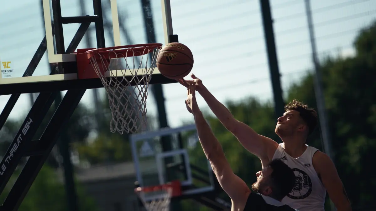 14.07.2018, Berlin: Teilnehmer spielen während Streetball-Turnieres im Friedrich-Ludwig-Jahn-Sportpark Basketball. Foto: Gregor Fischer/dpaService+++ dpa-Bildfunk +++Aufnahmedatum14.07.2018Bildnachweispicture alliance/dpa | Gregor FischerBesondere Hinweise-ReleaseModel release nicht verfügbarVerwendungZur redaktionellen Verwendung. Nicht-redaktionelle Verwendung nach Absprache.Mindesthonorar-Bildgröße39.7 MB | 4562 x 3041 px | 39.37 x 26.24 cm @ 300 DPI