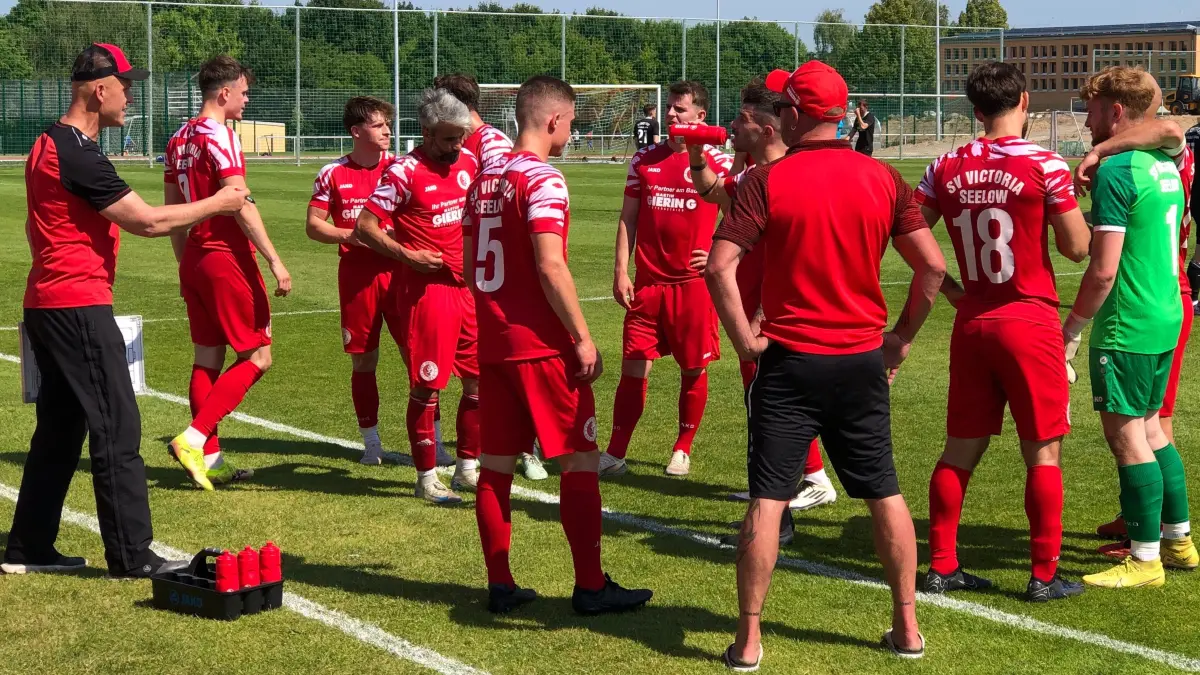 Trainer Peter Flaig (links) von Victoria Seelow spricht beim Spitzenspiel der Fußball-Landesliga Süd gegen Eintracht Miersdorf/Zeuthen mit seinen Spielern. Bleibt das Team zusammen?