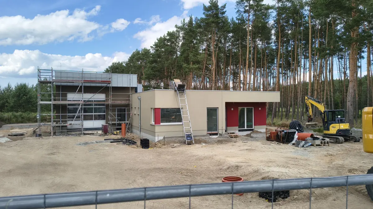 Die Baustelle der neuen Rettungswache in Oderberg Mitte Juni 2025. In wenigen Wochen sollen die Arbeiten beendet sein.