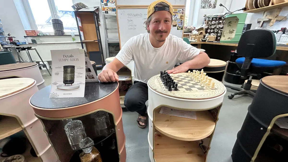 Ob Schach- oder Whiskeytisch: Daniel Hlasny zaubert in Wustrau aus Ölfässern Möbel nach Wunsch. Sie sind vor allem in den USA beliebt.
