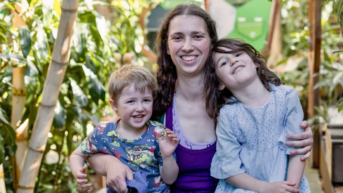 Rachel Heyder und ihre Kinder Oskar (3 Jahre alt) und Merida (5 Jahre alt) besuchen regelmäßig die Biosphäre Potsdam. Für die Kinder gibt es hier viel zu entdecken.
