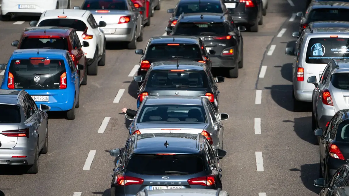 ARCHIV - 02.02.2024, Baden-Württemberg, Stuttgart: Autos stehen auf der Autobahn im Stau. (zu dpa: «Der Stau vor dem Urlaub - Tipps für die Fahrt in die Ferien») Foto: Marijan Murat/dpa +++ dpa-Bildfunk +++