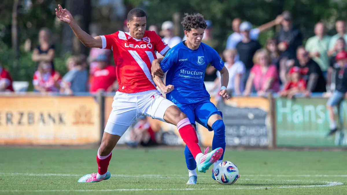Testspiel Energie Cottbus - Altglienicke 2025/26: Fussball, Herren, Saison 2025/26, Testspiel, FC Energie Cottbus - VSG Altglienicke, v.l. Nyamekye Awortwie-Grant (Energie Cottbus), Julien Friedrich (VSG Altglienicke), 04.07. 2025, Foto: Sebastian Räppold / Matthias Koch