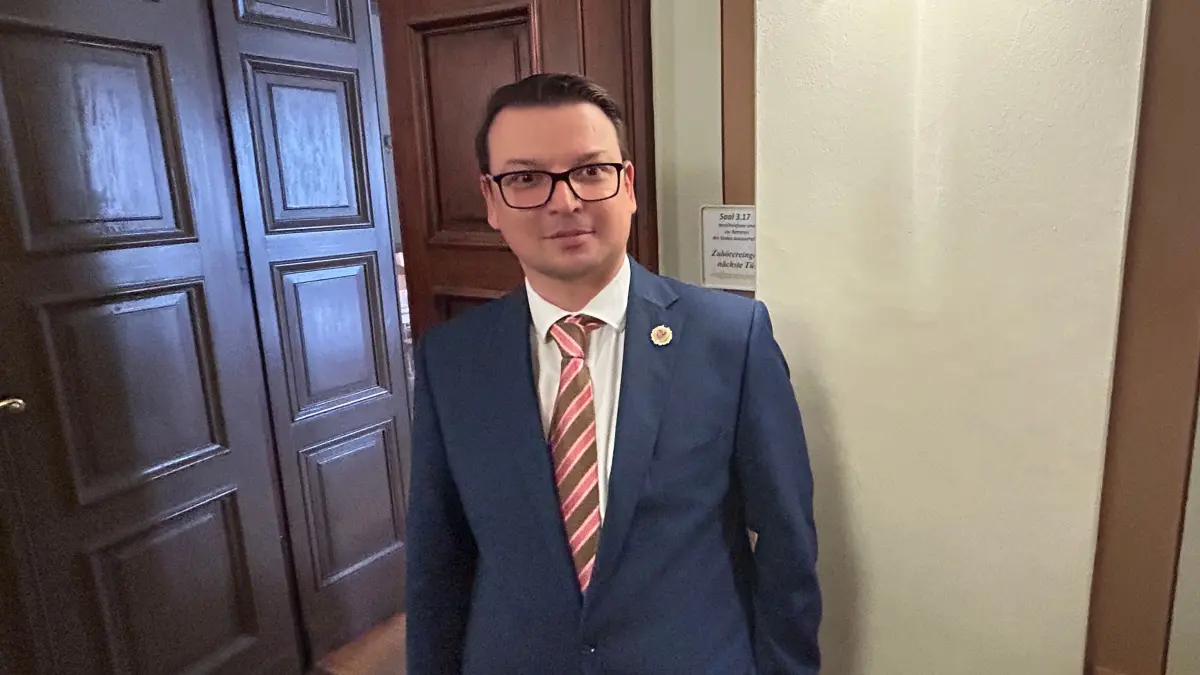 Rheinsbergs Bürgermeister Frank-Rudi Schwochow nach der Verhandlung am Amtsgericht Neuruppin vor dem Verhandlungssaal.