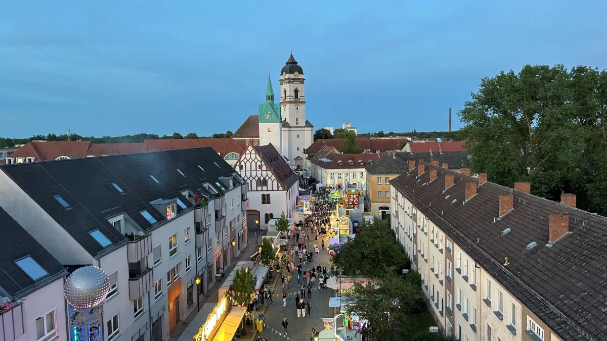 Fürstenwaldes Stadtfest von oben. Eine Fahrt mit dem Riesenrad lohnte sich am Freitagabend ganz besonders.