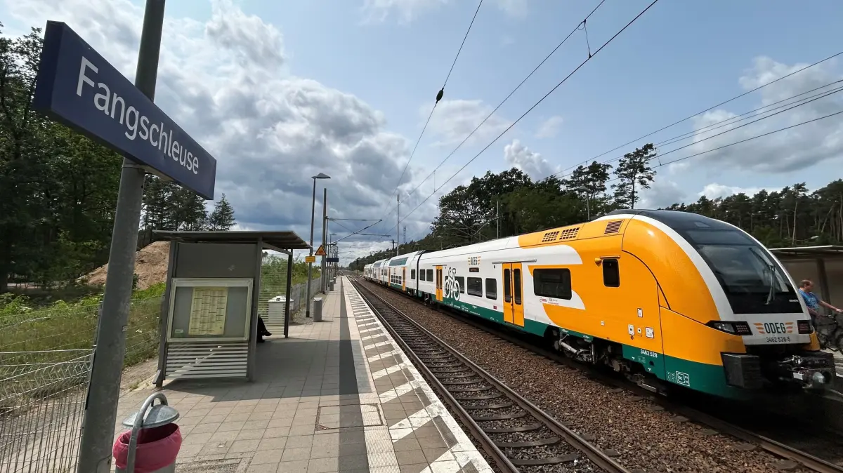 RE1 am „alten" Bahnhof Fangschleuse in Fahrtrichtung Erkner: Im Hintergrund laufen die Arbeiten an der neuen Station sowie am Güterbahnhof, die direkt auf Höhe der Tesla Gigafactory entstehen.