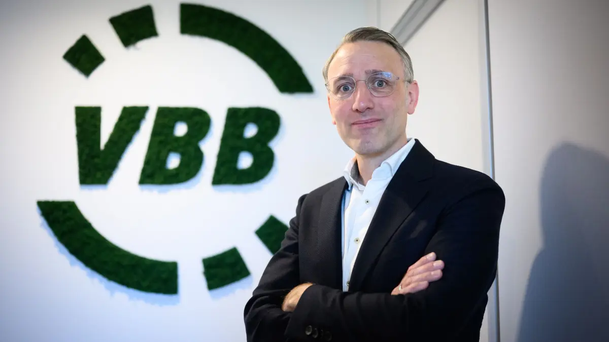 VBB-Chef Christoph Heuing: PRODUKTION - 30.06.2025, Berlin: Christoph Heuing, neuer Geschäftsführer vom Verkehrsverbund Berlin-Brandenburg (VBB), steht vor einem Gespräch mit der Deutschen Presse-Agentur dpa in der VBB-Zentrale. Der VBB gehört zu den größten Verkehrsverbünden in Europa. Mehr als vier Millionen Menschen nutzen nach Angaben des VBB täglich die Busse und Bahnen der rund 36 im VBB organisierten Verkehrsunternehmen. (zu dpa: «VBB-Chef: Zustände für Fahrgäste eigentlich unzumutbar») Foto: Bernd von Jutrczenka/dpa +++ dpa-Bildfunk +++