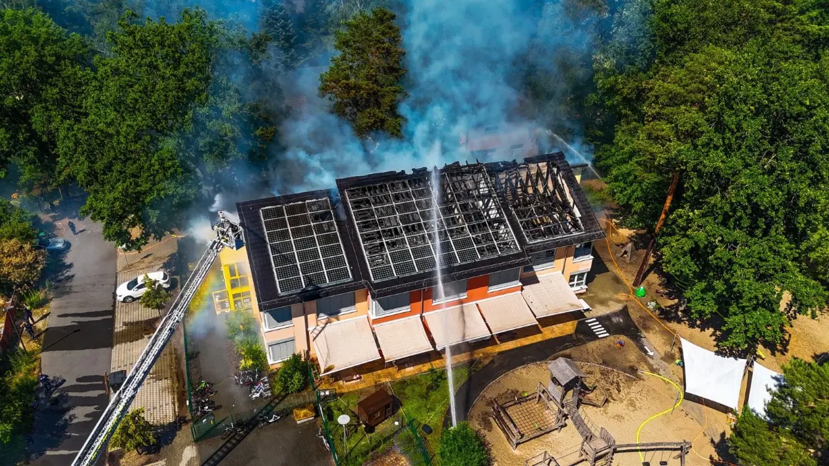 Kita Spatzenhaus in Schildow, Mühlenbecker Land, Dachstuhlbrand mit PV Anlagen, Feuer greift ins Gebäude, alle Kinder konnten gerettet werden