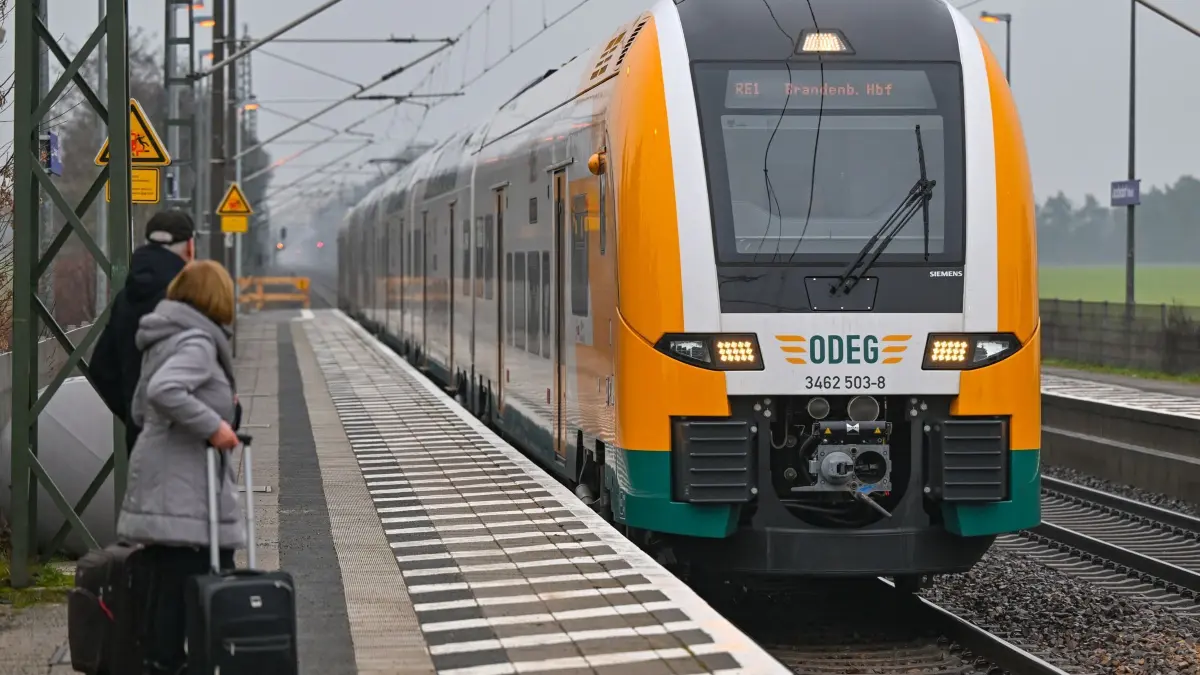Viele Regionalzüge der ODEG fallen aus: ARCHIV - 21.12.2022, Brandenburg, Jacobsdorf: Der Regionalexpress RE1 der Ostdeutschen Eisenbahngesellschaft (Odeg) hält am Bahnhof Jacobsdorf auf seiner Fahrt in Richtung Berlin. (zu dpa: «RE1 und weitere Pendelstrecken in Brandenburg unterbrochen») Foto: Patrick Pleul/dpa +++ dpa-Bildfunk +++